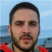 Analista de ingeniería enseñando conceptos de ingeniería y matemáticas.